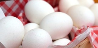 Ученые заявили, что яйца опасно хранить в двери холодильника