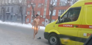 Голый мужчина атаковал скорую в центре Новосибирска: видео