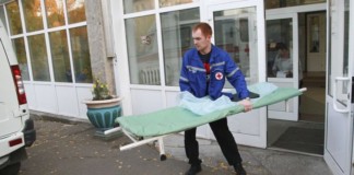В Самаре носить пациентов на вызовах заставили фельдшеров и водителей скорой помощи