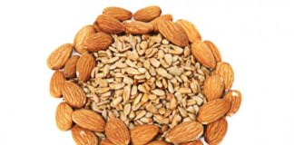 Названы продукты, защищающие кожу от солнечных лучей