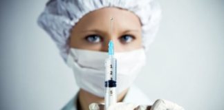 Российских врачей обвинили в осложнениях после прививок